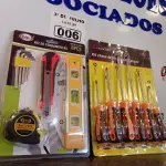 LOTE 006 - 01 KIT DE CHAVES DE FENDA E 01 KIT DE FERRAMENTAS. (NO ESTADO, LEILÃO NÃO TEM GARANTIA E NEM DEVOLUÇÃO, SUJEITO A POSSÍVEIS AVARIAS VISÍVEIS/OCULTAS E/OU AUSÊNCIA DE COMPONENTES).