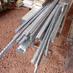 LOTE 499 - 01 LOTE COM VÁRIAS LUMINÁRIAS ELETROCALHAS E TUBOS GALVANIZADOS. (NO ESTADO, LEILÃO NÃO TEM GARANTIA E NEM DEVOLUÇÃO, SUJEITO A POSSÍVEIS AVARIAS VISÍVEIS/OCULTAS E/OU AUSÊNCIA DE COMPONENTES).