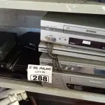 LOTE 288 - 02 RECEPTORES DE SINAL, 04 APARELHOS DE DVD E 02 VIDEOCASSETE MARCAS E MODELOS DIVERSOS. (NO ESTADO, LEILÃO NÃO TEM GARANTIA E NEM DEVOLUÇÃO, SUJEITO A POSSÍVEIS AVARIAS VISÍVEIS/OCULTAS E/OU AUSÊNCIA DE COMPONENTES).