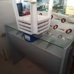 LOTE 456 - 01 BALCÃO PARA PANFLETOS E 04 BANQUETAS DE PLÁSTICO. (NO ESTADO, LEILÃO NÃO TEM GARANTIA E NEM DEVOLUÇÃO, SUJEITO A POSSÍVEIS AVARIAS VISÍVEIS/OCULTAS E/OU AUSÊNCIA DE COMPONENTES).