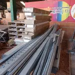 LOTE 499 - 01 LOTE COM VÁRIAS LUMINÁRIAS ELETROCALHAS E TUBOS GALVANIZADOS. (NO ESTADO, LEILÃO NÃO TEM GARANTIA E NEM DEVOLUÇÃO, SUJEITO A POSSÍVEIS AVARIAS VISÍVEIS/OCULTAS E/OU AUSÊNCIA DE COMPONENTES).