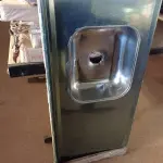 LOTE 427 - 01 PIA EM AÇO INOX CIMENTADA COM 01 CUBA MEDINDO 1,50M X 0,53CM. (NO ESTADO, LEILÃO NÃO TEM GARANTIA E NEM DEVOLUÇÃO, SUJEITO A POSSÍVEIS AVARIAS VISÍVEIS/OCULTAS E/OU AUSÊNCIA DE COMPONENTES).