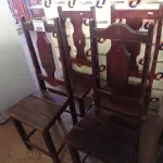 LOTE 409 - 04 CADEIRAS DE MADEIRA. (NO ESTADO, LEILÃO NÃO TEM GARANTIA E NEM DEVOLUÇÃO, SUJEITO A POSSÍVEIS AVARIAS VISÍVEIS/OCULTAS E/OU AUSÊNCIA DE COMPONENTES).