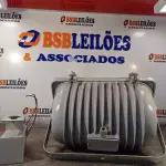 LOTE 327 - 01 LUMINÁRIA DE PÁTIO. (NO ESTADO, LEILÃO NÃO TEM GARANTIA E NEM DEVOLUÇÃO, SUJEITO A POSSÍVEIS AVARIAS VISÍVEIS/OCULTAS E/OU AUSÊNCIA DE COMPONENTES).