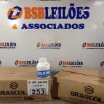 LOTE 253 - 02 CAIXAS COM COLA TUBO ST 175G COM 15 FRASCOS CADA. (NO ESTADO, LEILÃO NÃO TEM GARANTIA E NEM DEVOLUÇÃO, SUJEITO A POSSÍVEIS AVARIAS VISÍVEIS/OCULTAS E/OU AUSÊNCIA DE COMPONENTES).