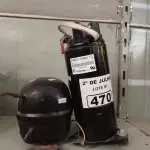 LOTE 470 - 02 MOTORES PARA REFRIGERAÇÃO SENDO 01 PARA AR CONDICIONADO. (NO ESTADO, LEILÃO NÃO TEM GARANTIA E NEM DEVOLUÇÃO, SUJEITO A POSSÍVEIS AVARIAS VISÍVEIS/OCULTAS E/OU AUSÊNCIA DE COMPONENTES).