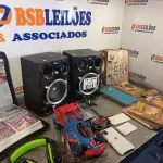LOTE 011 - 01 LOTE COM VÁRIOS LIVROS, 01 PASTA COM GRANDE QUANTIDADE DE JOGOS PARA PS2, 01 CARRINHO DE CONTROLE REMOTO, 01 FONE DE OUVIDO E 02 CAIXAS DE SOM. (NO ESTADO, LEILÃO NÃO TEM GARANTIA E NEM DEVOLUÇÃO, SUJEITO A POSSÍVEIS AVARIAS VISÍVEIS/OCULTAS E/OU AUSÊNCIA DE COMPONENTES).