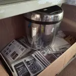 LOTE 297 - 01 LOTE COM GRANDE QUANTIDADE DE PELÍCULAS PARA CELULAR, ETIQUETAS E 01 LIXEIRA. (NO ESTADO, LEILÃO NÃO TEM GARANTIA E NEM DEVOLUÇÃO, SUJEITO A POSSÍVEIS AVARIAS VISÍVEIS/OCULTAS E/OU AUSÊNCIA DE COMPONENTES).