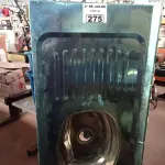 LOTE 275 - 01 PIA EM AÇO INOX CIMENTADA COM 01 CUBA MEDINDO 1,40M X 0,54CM. (NO ESTADO, LEILÃO NÃO TEM GARANTIA E NEM DEVOLUÇÃO, SUJEITO A POSSÍVEIS AVARIAS VISÍVEIS/OCULTAS E/OU AUSÊNCIA DE COMPONENTES).