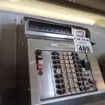 LOTE 489 - 01 CAIXA REGISTRADORA SWEDA. (NO ESTADO, LEILÃO NÃO TEM GARANTIA E NEM DEVOLUÇÃO, SUJEITO A POSSÍVEIS AVARIAS VISÍVEIS/OCULTAS E/OU AUSÊNCIA DE COMPONENTES).