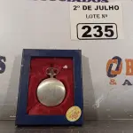 LOTE 235 - 01 RELÓGIO DE BOLSO. (NO ESTADO, LEILÃO NÃO TEM GARANTIA E NEM DEVOLUÇÃO, SUJEITO A POSSÍVEIS AVARIAS VISÍVEIS/OCULTAS E/OU AUSÊNCIA DE COMPONENTES).