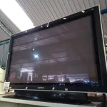 LOTE 281 - 01 TV GRADIENTE 42” POL PARA RETIRADA DE PEÇAS. (NO ESTADO, LEILÃO NÃO TEM GARANTIA E NEM DEVOLUÇÃO, SUJEITO A POSSÍVEIS AVARIAS VISÍVEIS/OCULTAS E/OU AUSÊNCIA DE COMPONENTES).