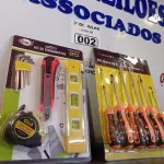 LOTE 002 - 01 KIT DE CHAVES DE FENDA E 01 KIT DE FERRAMENTAS. (NO ESTADO, LEILÃO NÃO TEM GARANTIA E NEM DEVOLUÇÃO, SUJEITO A POSSÍVEIS AVARIAS VISÍVEIS/OCULTAS E/OU AUSÊNCIA DE COMPONENTES).