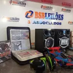 LOTE 011 - 01 LOTE COM VÁRIOS LIVROS, 01 PASTA COM GRANDE QUANTIDADE DE JOGOS PARA PS2, 01 CARRINHO DE CONTROLE REMOTO, 01 FONE DE OUVIDO E 02 CAIXAS DE SOM. (NO ESTADO, LEILÃO NÃO TEM GARANTIA E NEM DEVOLUÇÃO, SUJEITO A POSSÍVEIS AVARIAS VISÍVEIS/OCULTAS E/OU AUSÊNCIA DE COMPONENTES).