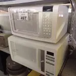 LOTE 497 - 02 MICRO-ONDAS MARCAS E MODELOS DIVERSOS PARA RETIRADA DE PEÇAS. (NO ESTADO, LEILÃO NÃO TEM GARANTIA E NEM DEVOLUÇÃO, SUJEITO A POSSÍVEIS AVARIAS VISÍVEIS/OCULTAS E/OU AUSÊNCIA DE COMPONENTES).