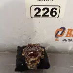 LOTE 226 - 01 RELÓGIO DE PULSO ANALÓGICO. (NO ESTADO, LEILÃO NÃO TEM GARANTIA E NEM DEVOLUÇÃO, SUJEITO A POSSÍVEIS AVARIAS VISÍVEIS/OCULTAS E/OU AUSÊNCIA DE COMPONENTES).