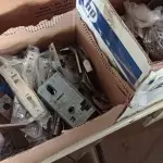 LOTE 268 - 01 LOTE COM SUCATAS DE FECHADURAS E PARAFUSOS DIVERSOS. (NO ESTADO, LEILÃO NÃO TEM GARANTIA E NEM DEVOLUÇÃO, SUJEITO A POSSÍVEIS AVARIAS VISÍVEIS/OCULTAS E/OU AUSÊNCIA DE COMPONENTES).