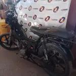 LOTE 408 - 01 MOTO SHINERAY 100CC. (NO ESTADO, LEILÃO NÃO TEM GARANTIA E NEM DEVOLUÇÃO, SUJEITO A POSSÍVEIS AVARIAS VISÍVEIS/OCULTAS E/OU AUSÊNCIA DE COMPONENTES).