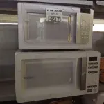 LOTE 497 - 02 MICRO-ONDAS MARCAS E MODELOS DIVERSOS PARA RETIRADA DE PEÇAS. (NO ESTADO, LEILÃO NÃO TEM GARANTIA E NEM DEVOLUÇÃO, SUJEITO A POSSÍVEIS AVARIAS VISÍVEIS/OCULTAS E/OU AUSÊNCIA DE COMPONENTES).