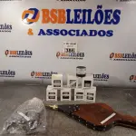 LOTE 386 - 01 FOLE, 08 CAIXINHAS DE SOM BLUETOOTH, 01 RELÓGIO E VÁRIOS ÓCULOS. (NO ESTADO, LEILÃO NÃO TEM GARANTIA E NEM DEVOLUÇÃO, SUJEITO A POSSÍVEIS AVARIAS VISÍVEIS/OCULTAS E/OU AUSÊNCIA DE COMPONENTES).