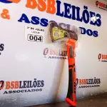 LOTE 004 - 01 MACHADINHA COM CABO EMBORRACHADO. (NO ESTADO, LEILÃO NÃO TEM GARANTIA E NEM DEVOLUÇÃO, SUJEITO A POSSÍVEIS AVARIAS VISÍVEIS/OCULTAS E/OU AUSÊNCIA DE COMPONENTES).