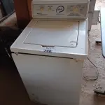 LOTE 390 - 01 MÁQUINA DE LAVAR ROUPAS PARA RETIRADA DE PEÇAS. (NO ESTADO, LEILÃO NÃO TEM GARANTIA E NEM DEVOLUÇÃO, SUJEITO A POSSÍVEIS AVARIAS VISÍVEIS/OCULTAS E/OU AUSÊNCIA DE COMPONENTES).