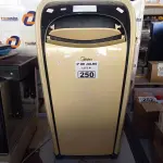 LOTE 250 - 01 AR CONDICIONADO PORTÁTIL MARCA MIDEA 220V, 10.000BTU. (NO ESTADO, LEILÃO NÃO TEM GARANTIA E NEM DEVOLUÇÃO, SUJEITO A POSSÍVEIS AVARIAS VISÍVEIS/OCULTAS E/OU AUSÊNCIA DE COMPONENTES).