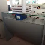 LOTE 456 - 01 BALCÃO PARA PANFLETOS E 04 BANQUETAS DE PLÁSTICO. (NO ESTADO, LEILÃO NÃO TEM GARANTIA E NEM DEVOLUÇÃO, SUJEITO A POSSÍVEIS AVARIAS VISÍVEIS/OCULTAS E/OU AUSÊNCIA DE COMPONENTES).