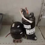 LOTE 470 - 02 MOTORES PARA REFRIGERAÇÃO SENDO 01 PARA AR CONDICIONADO. (NO ESTADO, LEILÃO NÃO TEM GARANTIA E NEM DEVOLUÇÃO, SUJEITO A POSSÍVEIS AVARIAS VISÍVEIS/OCULTAS E/OU AUSÊNCIA DE COMPONENTES).