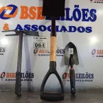 LOTE 064 - 02 PÁS E 01 SACHO PARA JARDINAGEM. (NO ESTADO, LEILÃO NÃO TEM GARANTIA E NEM DEVOLUÇÃO, SUJEITO A POSSÍVEIS AVARIAS VISÍVEIS/OCULTAS E/OU AUSÊNCIA DE COMPONENTES).