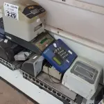 LOTE 229 - 02 BALANÇAS PARA CAIXA DE SUPERMERCADO E ELETRÔNICOS DIVERSOS. (NO ESTADO, LEILÃO NÃO TEM GARANTIA E NEM DEVOLUÇÃO, SUJEITO A POSSÍVEIS AVARIAS VISÍVEIS/OCULTAS E/OU AUSÊNCIA DE COMPONENTES).