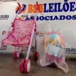 LOTE 088 - 01 BONECA COM CARRINHO. (NO ESTADO, LEILÃO NÃO TEM GARANTIA E NEM DEVOLUÇÃO, SUJEITO A POSSÍVEIS AVARIAS VISÍVEIS/OCULTAS E/OU AUSÊNCIA DE COMPONENTES).