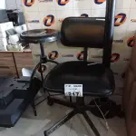 LOTE 217 - 01 CADEIRA DE ESCRITÓRIO, 01 LUMINÁRIA E 01 BANQUETA. (NO ESTADO, LEILÃO NÃO TEM GARANTIA E NEM DEVOLUÇÃO, SUJEITO A POSSÍVEIS AVARIAS VISÍVEIS/OCULTAS E/OU AUSÊNCIA DE COMPONENTES).