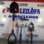 LOTE 044 - 02 PÁS E 01 SACHO PARA JARDINAGEM. (NO ESTADO, LEILÃO NÃO TEM GARANTIA E NEM DEVOLUÇÃO, SUJEITO A POSSÍVEIS AVARIAS VISÍVEIS/OCULTAS E/OU AUSÊNCIA DE COMPONENTES).