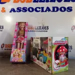 LOTE 300 - 01 BATE-VOLTA MUSICAL CARRUAGEM E 01 BONECA BELINDA. (NO ESTADO, LEILÃO NÃO TEM GARANTIA E NEM DEVOLUÇÃO, SUJEITO A POSSÍVEIS AVARIAS VISÍVEIS/OCULTAS E/OU AUSÊNCIA DE COMPONENTES).