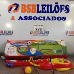 LOTE 118 - 01 GUITARRA E 01 FUTEBOL GOL DE CRAQUE. (NO ESTADO, LEILÃO NÃO TEM GARANTIA E NEM DEVOLUÇÃO, SUJEITO A POSSÍVEIS AVARIAS VISÍVEIS/OCULTAS E/OU AUSÊNCIA DE COMPONENTES).