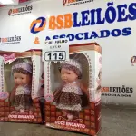 LOTE 115 - 02 BONECAS DOCE ENCANTO. (NO ESTADO, LEILÃO NÃO TEM GARANTIA E NEM DEVOLUÇÃO, SUJEITO A POSSÍVEIS AVARIAS VISÍVEIS/OCULTAS E/OU AUSÊNCIA DE COMPONENTES).
