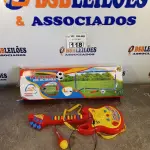 LOTE 118 - 01 GUITARRA E 01 FUTEBOL GOL DE CRAQUE. (NO ESTADO, LEILÃO NÃO TEM GARANTIA E NEM DEVOLUÇÃO, SUJEITO A POSSÍVEIS AVARIAS VISÍVEIS/OCULTAS E/OU AUSÊNCIA DE COMPONENTES).