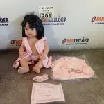 LOTE 201 - 01 BONECA BEBE REBORN. (NO ESTADO, LEILÃO NÃO TEM GARANTIA E NEM DEVOLUÇÃO, SUJEITO A POSSÍVEIS AVARIAS VISÍVEIS/OCULTAS E/OU AUSÊNCIA DE COMPONENTES).