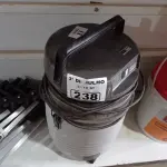 LOTE 238 - 01 ASPIRADOR DE PÓ 220V INCOMPLETO. (NO ESTADO, LEILÃO NÃO TEM GARANTIA E NEM DEVOLUÇÃO, SUJEITO A POSSÍVEIS AVARIAS VISÍVEIS/OCULTAS E/OU AUSÊNCIA DE COMPONENTES).