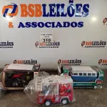 LOTE 310 - 01 CAMINHÃO DOS BOMBEIROS E 02 CARRINHOS DE CONTROLE REMOTO. (NO ESTADO, LEILÃO NÃO TEM GARANTIA E NEM DEVOLUÇÃO, SUJEITO A POSSÍVEIS AVARIAS VISÍVEIS/OCULTAS E/OU AUSÊNCIA DE COMPONENTES).