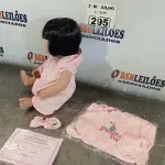 LOTE 295 - 01 BONECA BEBE REBORN. (NO ESTADO, LEILÃO NÃO TEM GARANTIA E NEM DEVOLUÇÃO, SUJEITO A POSSÍVEIS AVARIAS VISÍVEIS/OCULTAS E/OU AUSÊNCIA DE COMPONENTES).