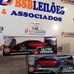 LOTE 186 - 02 CARRINHOS DE CONTROLE REMOTO. (NO ESTADO, LEILÃO NÃO TEM GARANTIA E NEM DEVOLUÇÃO, SUJEITO A POSSÍVEIS AVARIAS VISÍVEIS/OCULTAS E/OU AUSÊNCIA DE COMPONENTES).