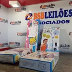 LOTE 290 - 03 MICROFONES DUPLO PEDESTAL E 01 GUITARRA COM MICROFONE. (NO ESTADO, LEILÃO NÃO TEM GARANTIA E NEM DEVOLUÇÃO, SUJEITO A POSSÍVEIS AVARIAS VISÍVEIS/OCULTAS E/OU AUSÊNCIA DE COMPONENTES).