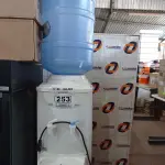 LOTE 253 - 01 BEBEDOURO PARA GARRAFÃO MARCA LIBELL 220V. (NO ESTADO, LEILÃO NÃO TEM GARANTIA E NEM DEVOLUÇÃO, SUJEITO A POSSÍVEIS AVARIAS VISÍVEIS/OCULTAS E/OU AUSÊNCIA DE COMPONENTES).
