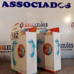 LOTE 182 - 02 BONECOS JOÃO TEIMOSO GOLFINHO.  (NO ESTADO, LEILÃO NÃO TEM GARANTIA E NEM DEVOLUÇÃO, SUJEITO A POSSÍVEIS AVARIAS VISÍVEIS/OCULTAS E/OU AUSÊNCIA DE COMPONENTES).