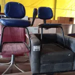 LOTE 092 - 01 POLTRONA E 03 CADEIRAS DE ESCRITÓRIO MODELOS DIVERSOS. (NO ESTADO, LEILÃO NÃO TEM GARANTIA E NEM DEVOLUÇÃO, SUJEITO A POSSÍVEIS AVARIAS VISÍVEIS/OCULTAS E/OU AUSÊNCIA DE COMPONENTES).