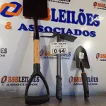 LOTE 044 - 02 PÁS E 01 SACHO PARA JARDINAGEM. (NO ESTADO, LEILÃO NÃO TEM GARANTIA E NEM DEVOLUÇÃO, SUJEITO A POSSÍVEIS AVARIAS VISÍVEIS/OCULTAS E/OU AUSÊNCIA DE COMPONENTES).