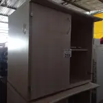 LOTE 210 - 02 ARMÁRIOS BAIXOS 02 PORTAS COM AVARIAS. (NO ESTADO, LEILÃO NÃO TEM GARANTIA E NEM DEVOLUÇÃO, SUJEITO A POSSÍVEIS AVARIAS VISÍVEIS/OCULTAS E/OU AUSÊNCIA DE COMPONENTES).