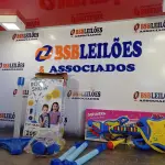 LOTE 209 - 01 MICROFONE DUPLO PEDESTAL E GUITARRA COM MICROFONE. (NO ESTADO, LEILÃO NÃO TEM GARANTIA E NEM DEVOLUÇÃO, SUJEITO A POSSÍVEIS AVARIAS VISÍVEIS/OCULTAS E/OU AUSÊNCIA DE COMPONENTES).